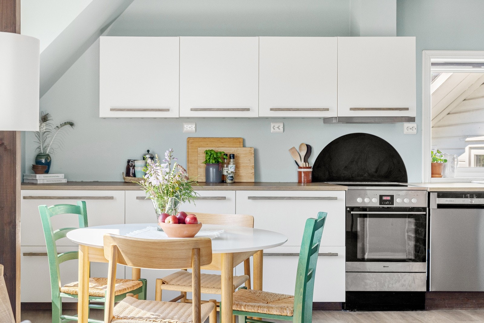 Kjøkkenet ligger praktisk til slik at du enkelt kan lage mat samtidig som du unnerholder gjestene dine. Galleribilde