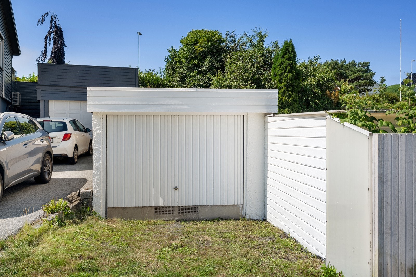 Garasjeport har nymalte overflater med ny inngangsdør fra hagen. Galleribilde