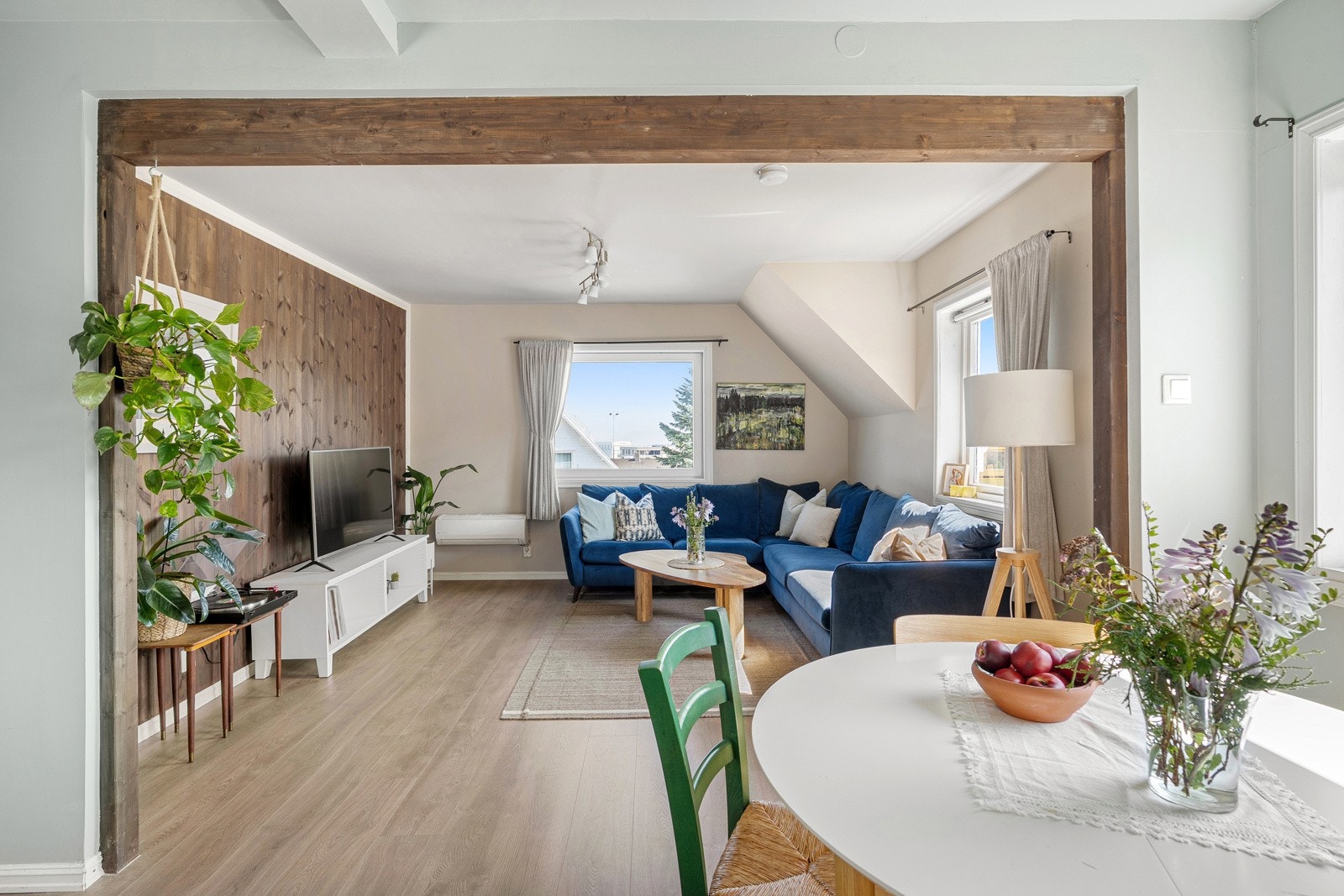 Den åpne løsningen gir en herlig atmosfære i rommet. Galleribilde