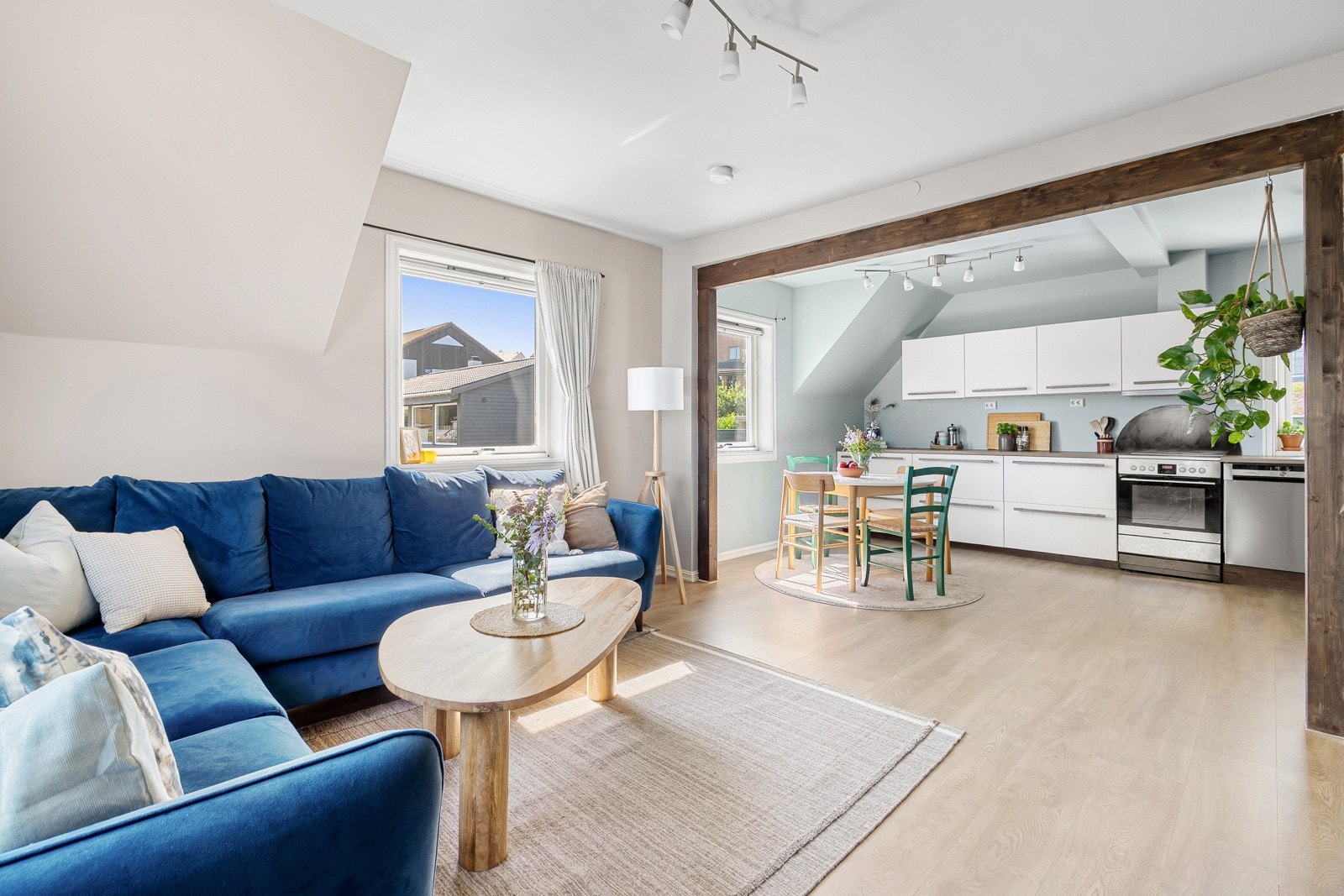 Her innreder du enkelt med ønsket sofa, sofabord og annet passende møblement. Galleribilde