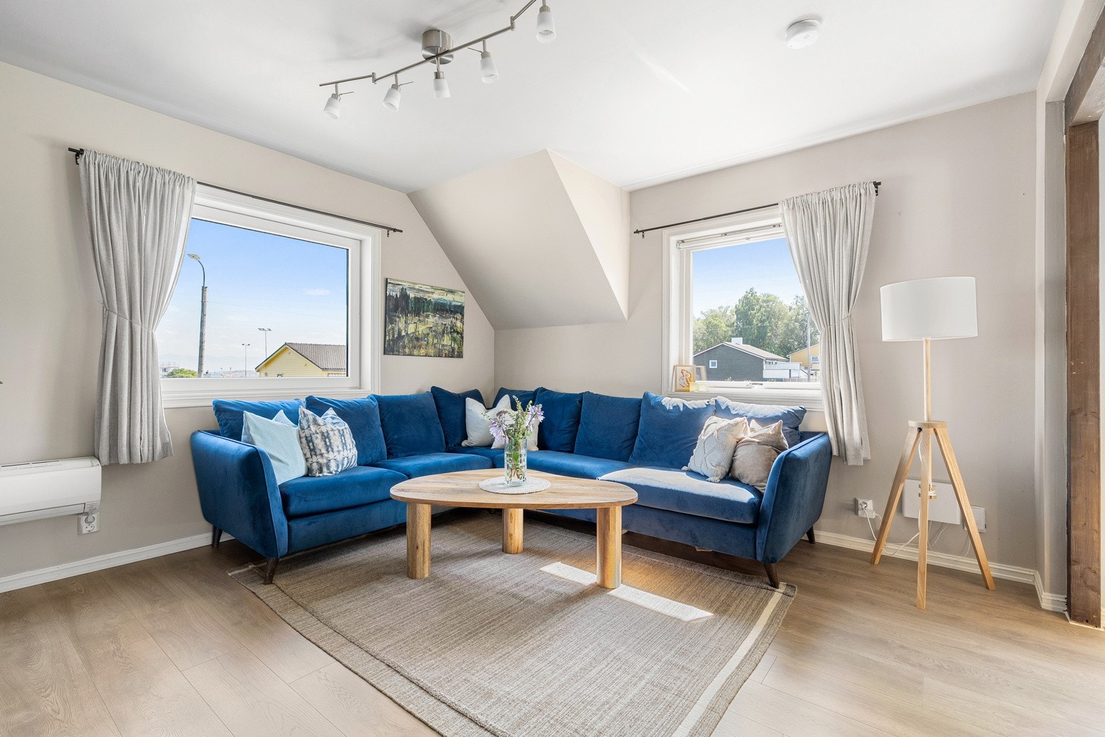 Stuen er lys og lekker med masse lysinnslipp. Galleribilde