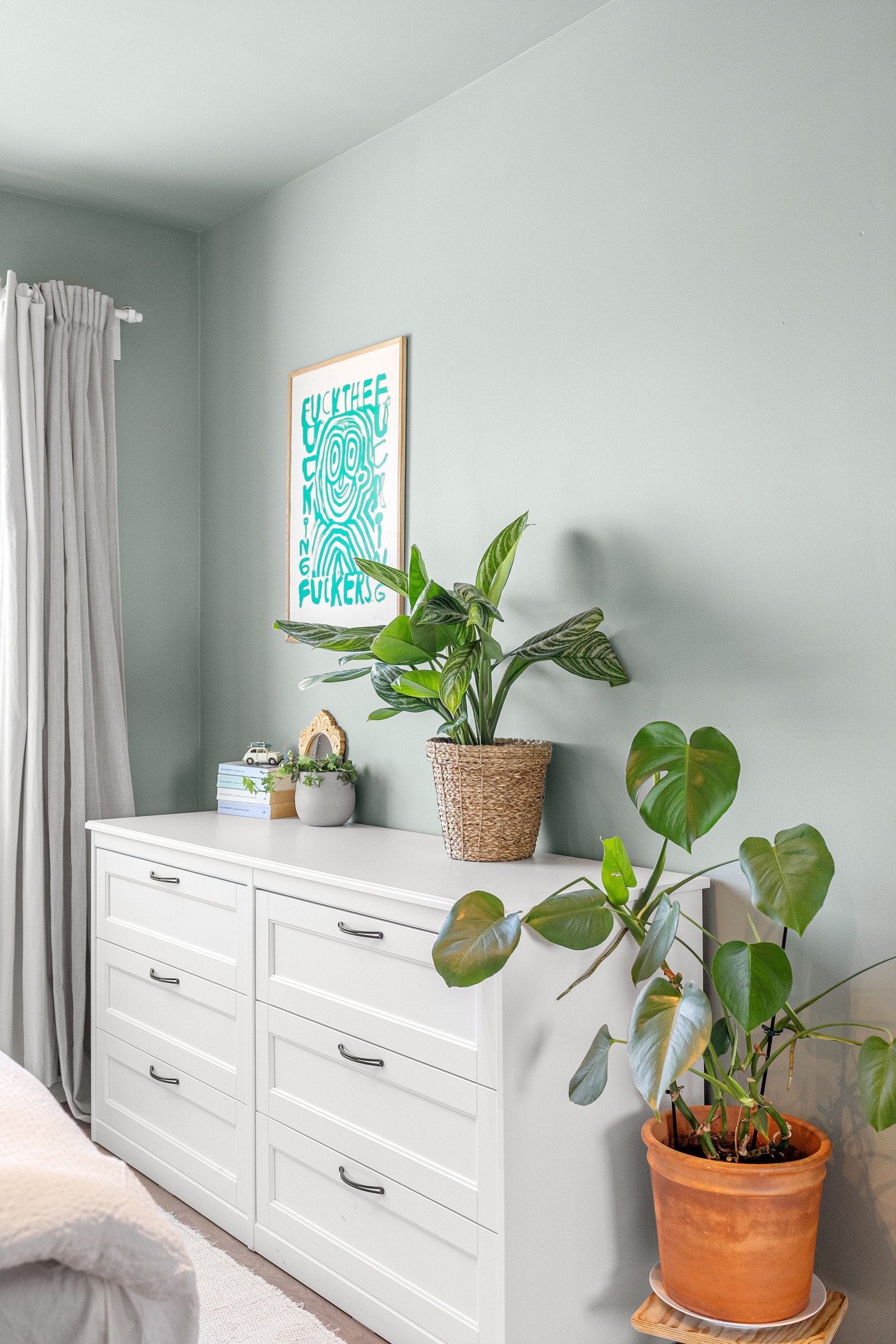 Overflatene er malt i duse farger som gjør soverommet lunt og godt. Galleribilde