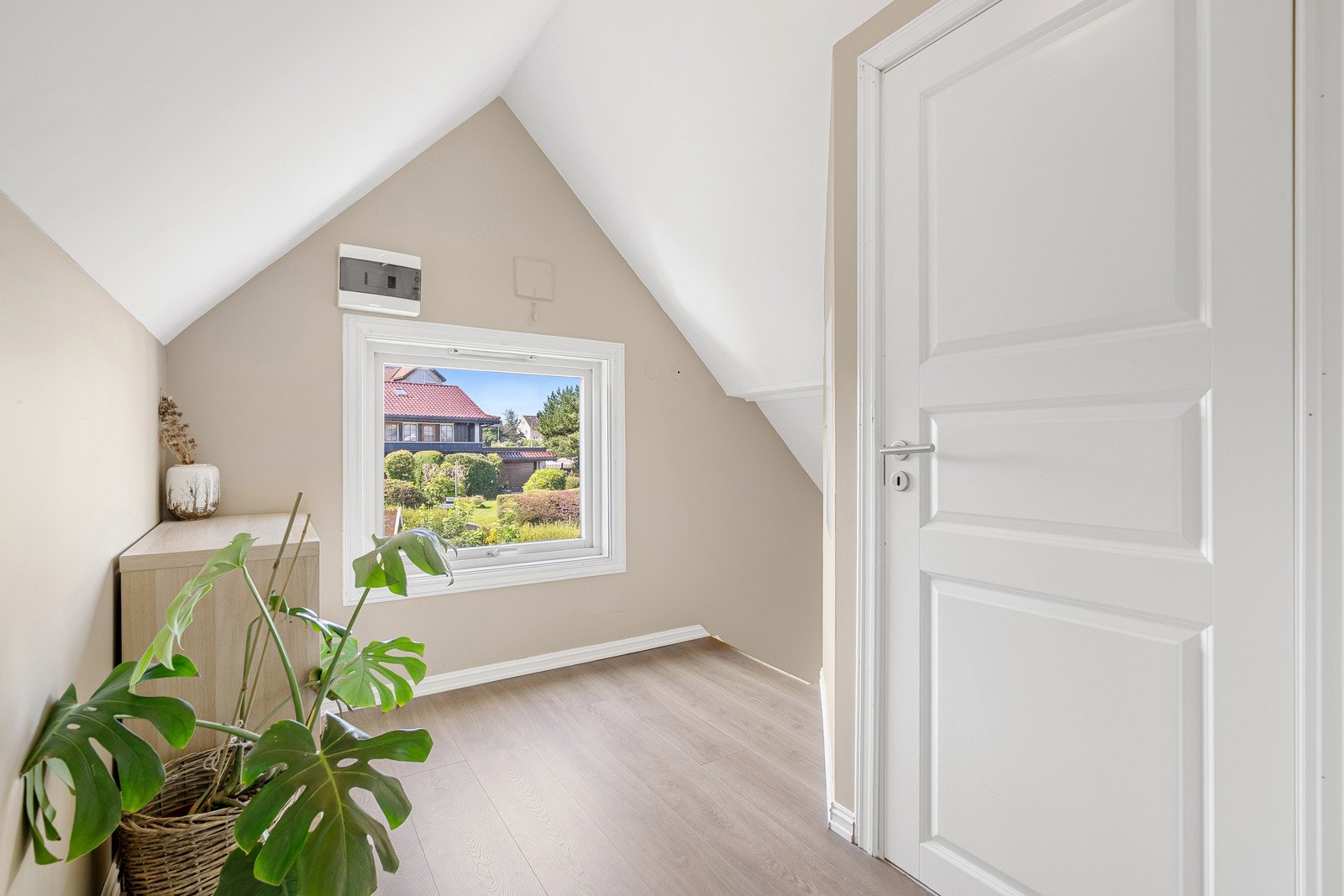 Du blir møtt av en luftig gang med gode oppbevaringsmuligheter. Galleribilde