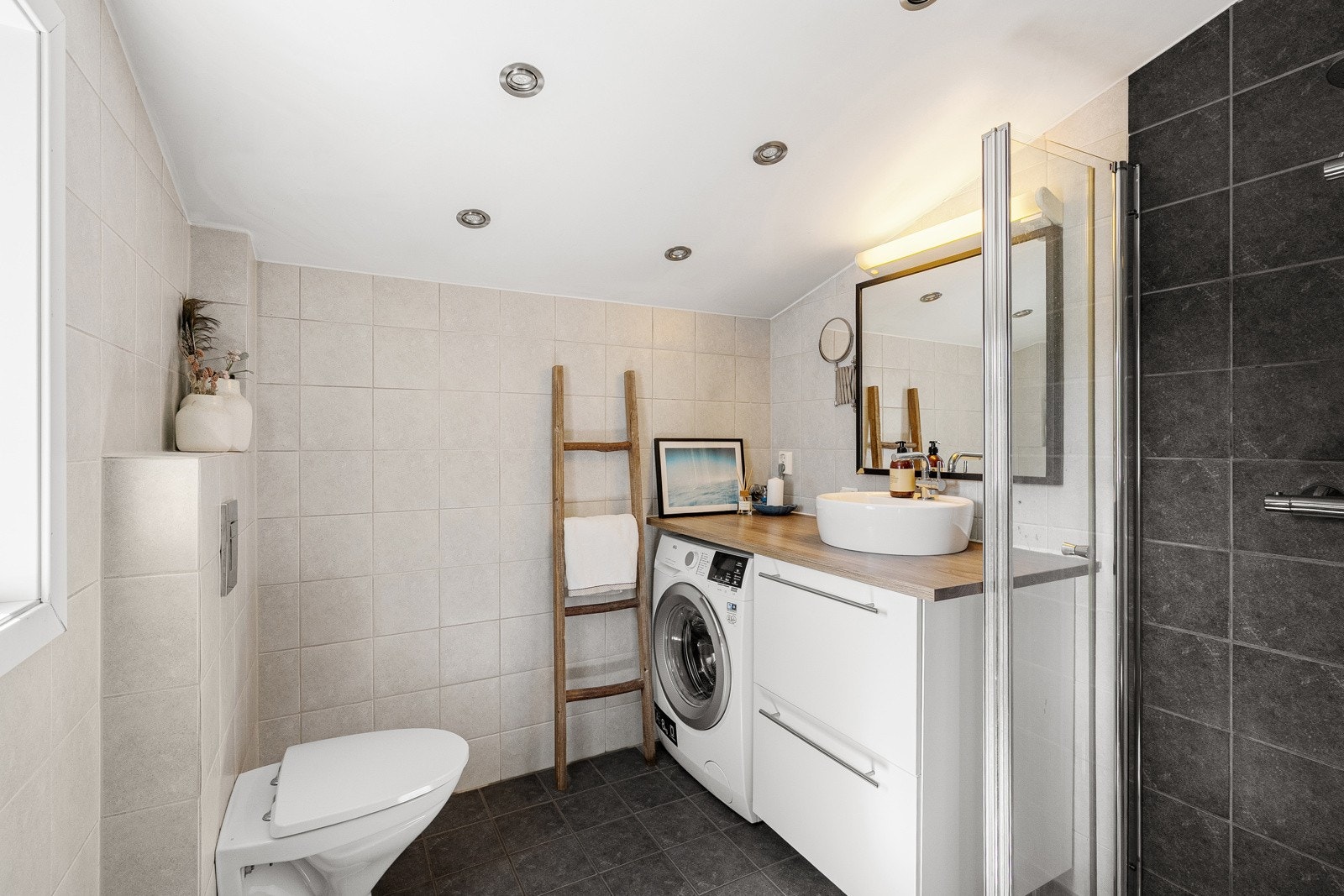 Badet er helfliset med spotter i tak og varmekabler i gulv. Galleribilde