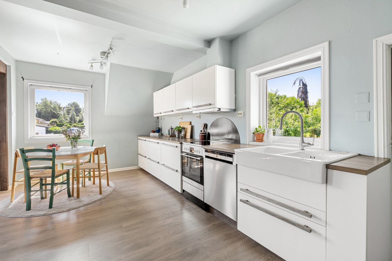 Det er godt med skap- og benkeplass til alt du måtte ha av kjøkkenutstyr og redskaper. Galleribilde