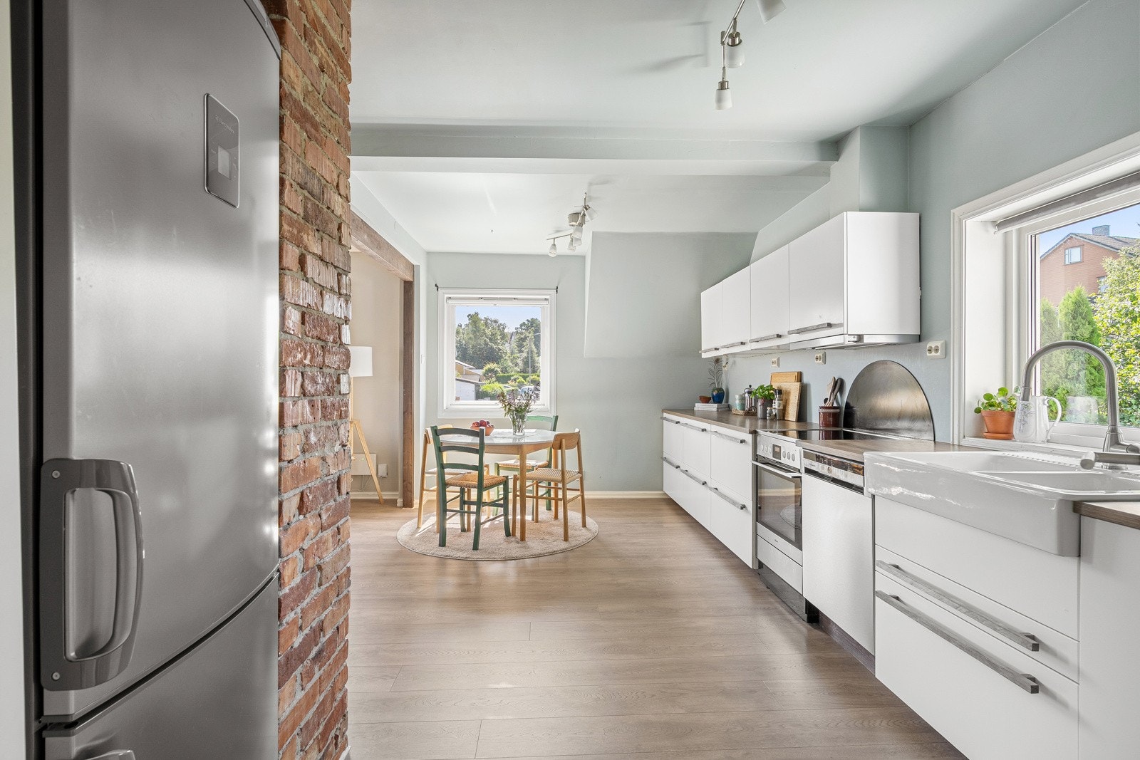 Kjøkkenet er fra 2017 med slette fronter og benkeplate av laminat. Galleribilde