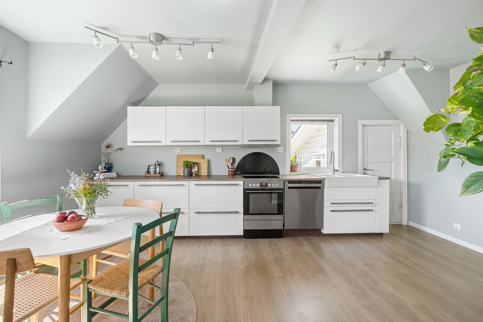 Du får et romslig kjøkken med godt arbeidslys fra vindusflatene. Galleribilde