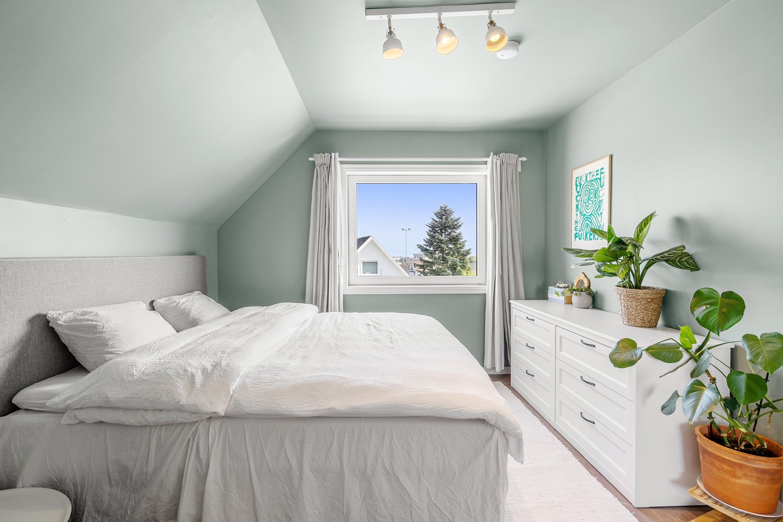 Soverommet holder god størrelse med plass til dobbeltseng, nattbord og garderobeinnredning. Galleribilde