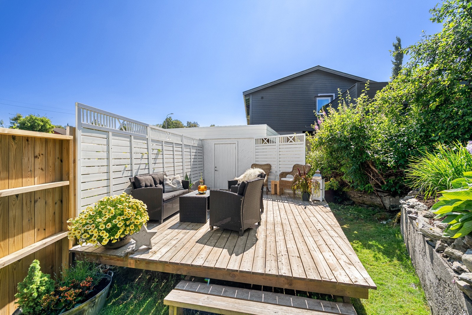 Leilighetens uteområde finner du bak i hagen. Galleribilde