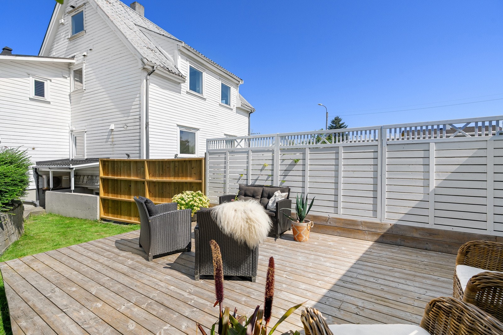 Det er pent opparbeidet med platting og hage. Galleribilde