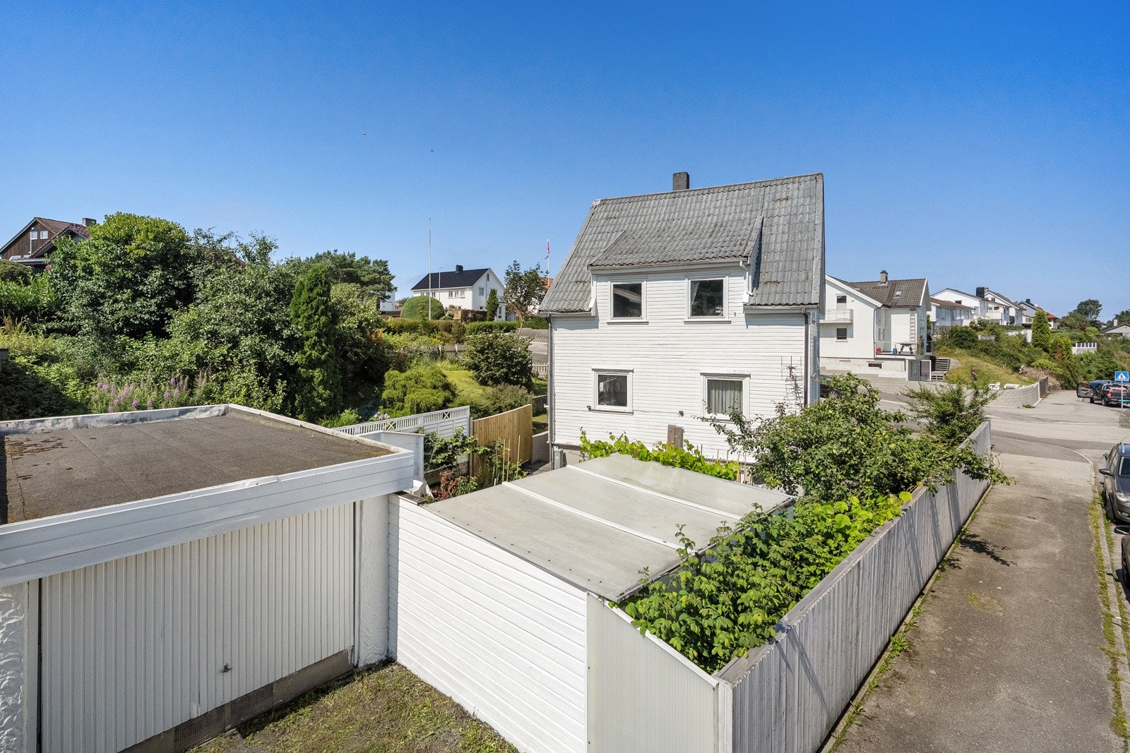 Leiligheten har en tilhørende garasje. Galleribilde