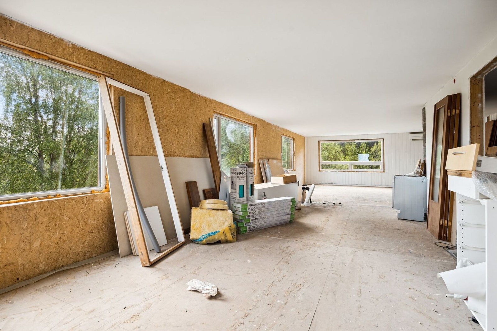 Første etasje er ikke ferdigstilt, men kan ferdigstilles til fullverdig leilighet. Materialer kan stå igjen ved avtale. Galleribilde