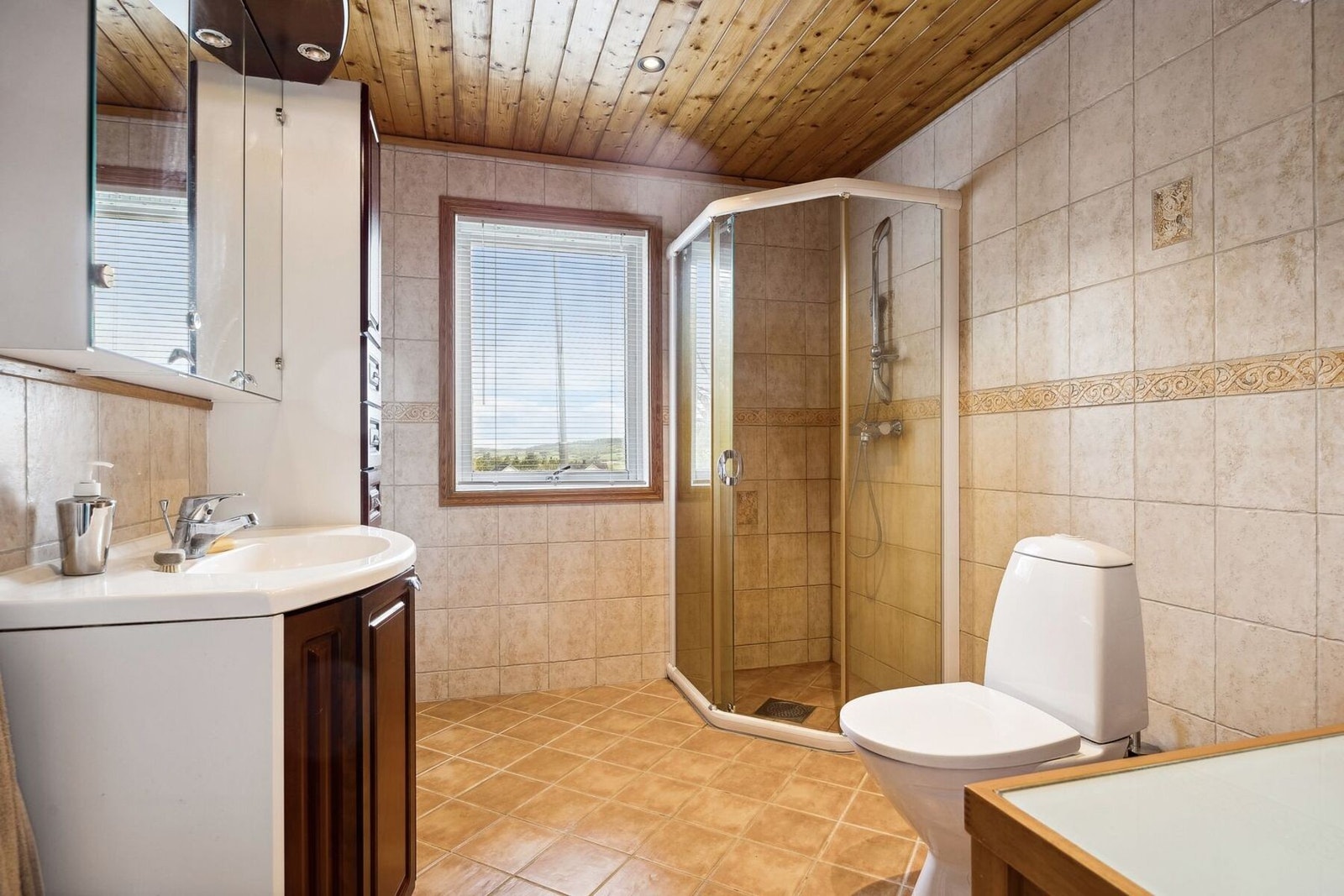 Badet er belagt med gulv og veggfliser. Varme i gulv. Galleribilde