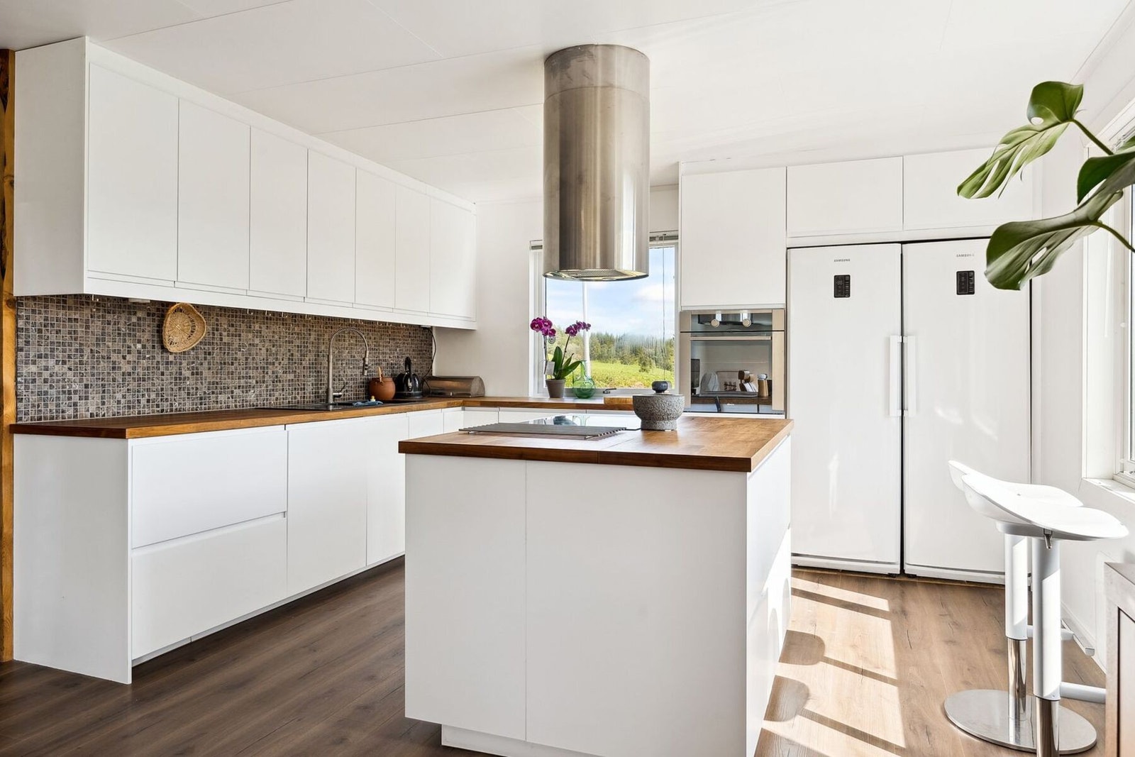 Særegen avtrekksvifte som står fint i stil til resten av kjøkkenet. Galleribilde