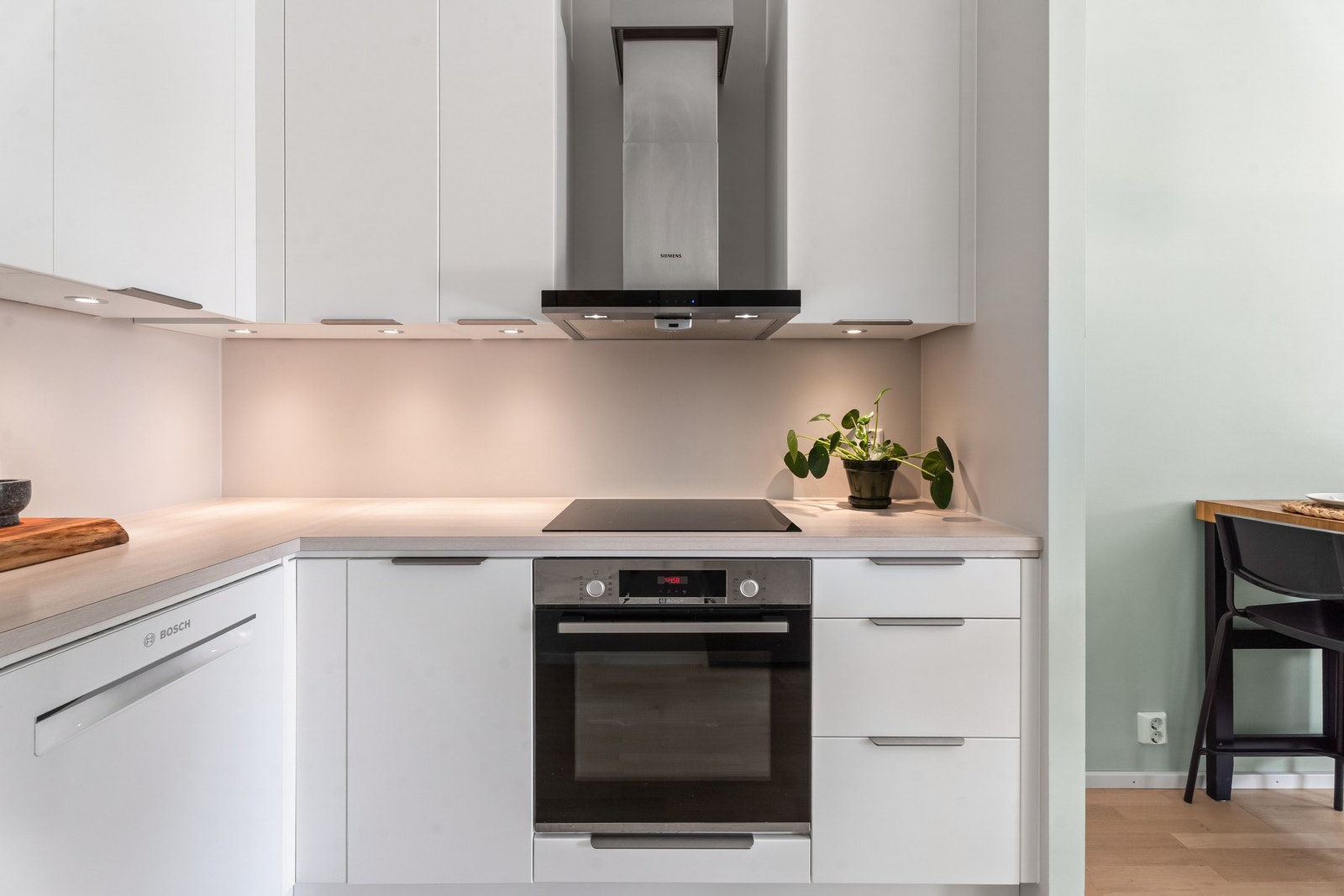 Under veggskapene er det innfelt benkebelysning og i benken er det opplegg for oppvaskmaskin. Galleribilde