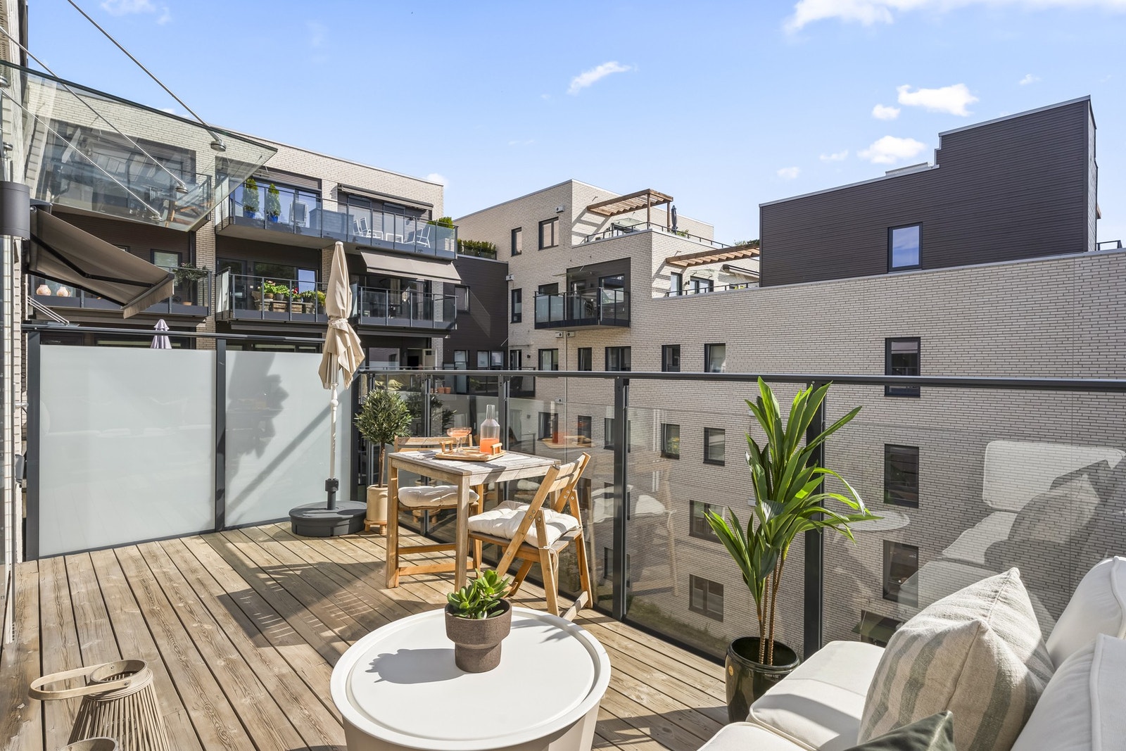 Balkongen har dekke av terrassebord, rekkverk i glass, fin utebelysning og god plass til flere komfortable utemøbler, slik at sommerdagene kan nytes på beste vis. Galleribilde