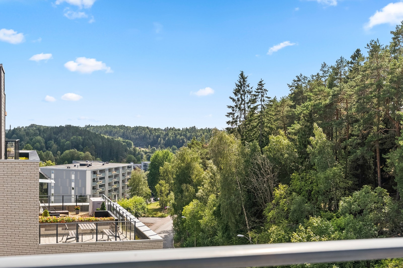 Moderne 2-roms fra 2019 på 50m². Leiligheten ligger høyt og fint plassert i fjerde etasje, som er toppetasjen. Ingen forkjøpsrett. Galleribilde