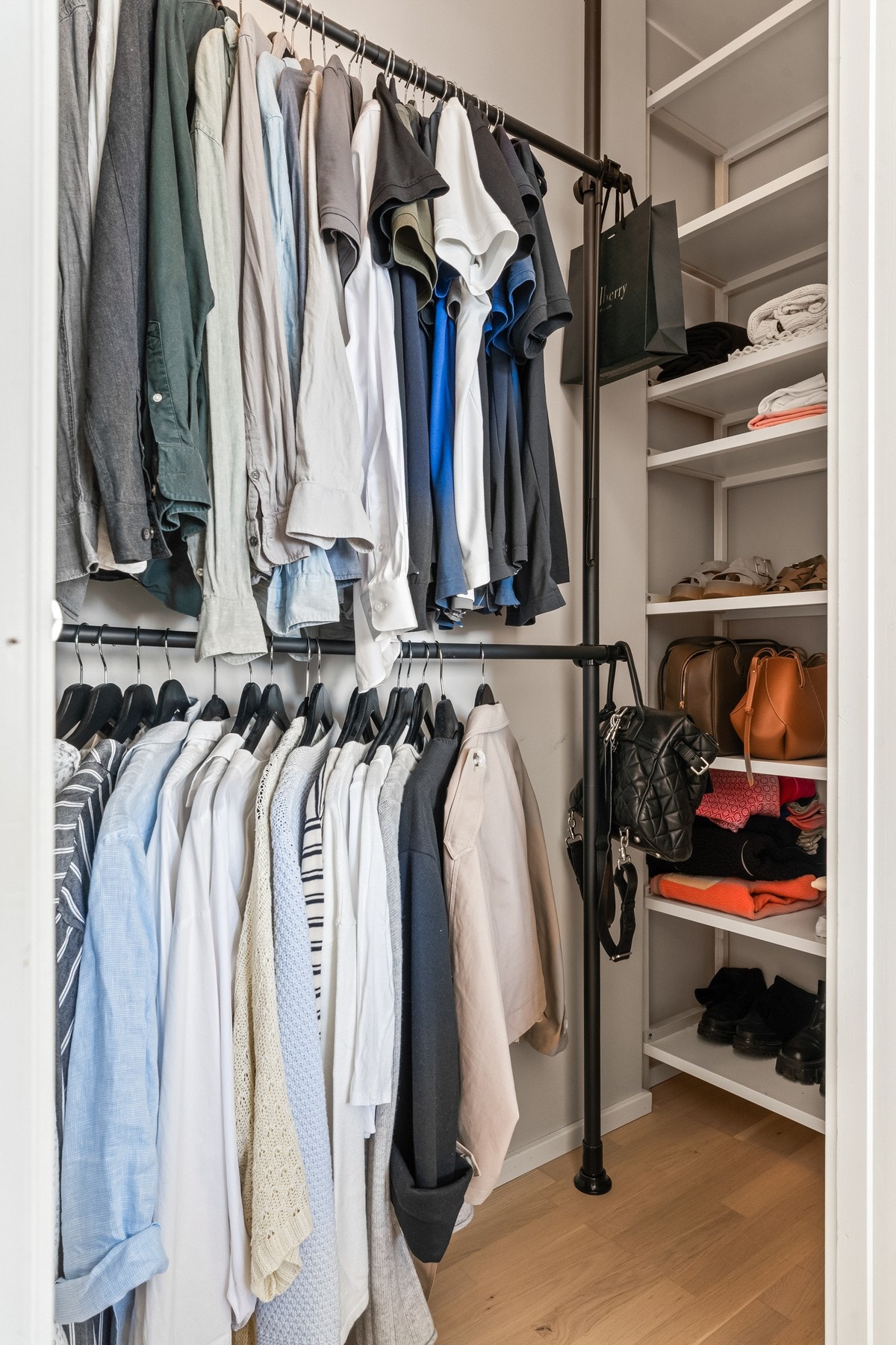 Svært praktisk bod på ca. 2 kvm, med takhøyde på ca. 2,6 meter, hyller og garderobestenger. Galleribilde