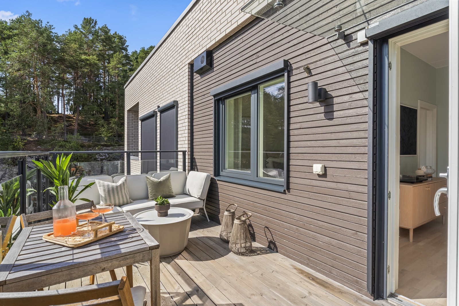 Sommerstid er balkongen en deilig forlengelse av rommet, mens fjernstyrte screens sørger for god skjerming på vinduer og balkongdør. Galleribilde
