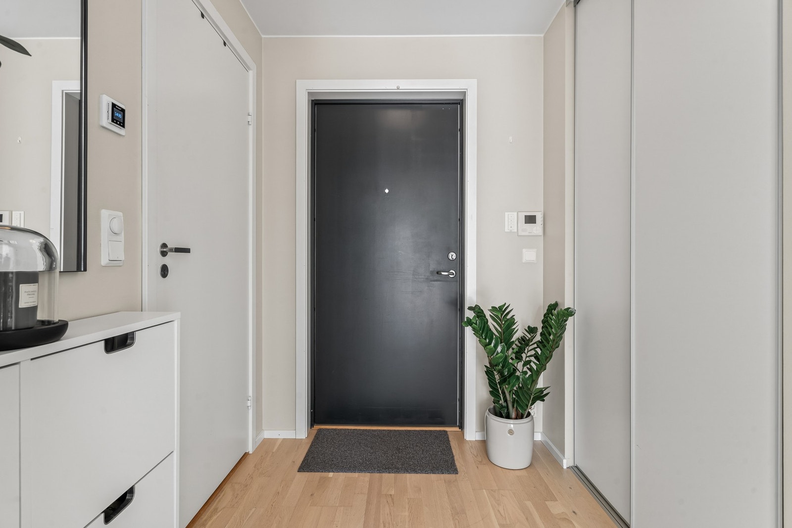 Leiligheten har også en innebygd skyvedørsgarderobe i entreen og lagringsplass i en disponibel bod på ca. 5 kvm i underetasjen. Galleribilde