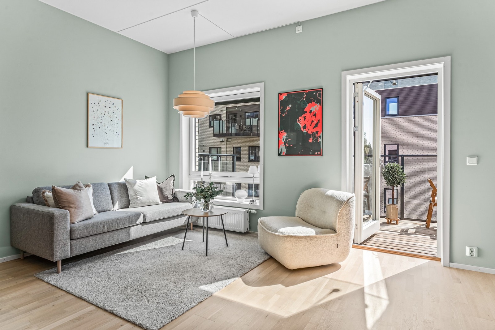 Stuen er ekstra lys og luftig med takhøyde på ca. 2,9 meter og store vindusflater som gir godt med naturlig lysinnslipp. Galleribilde