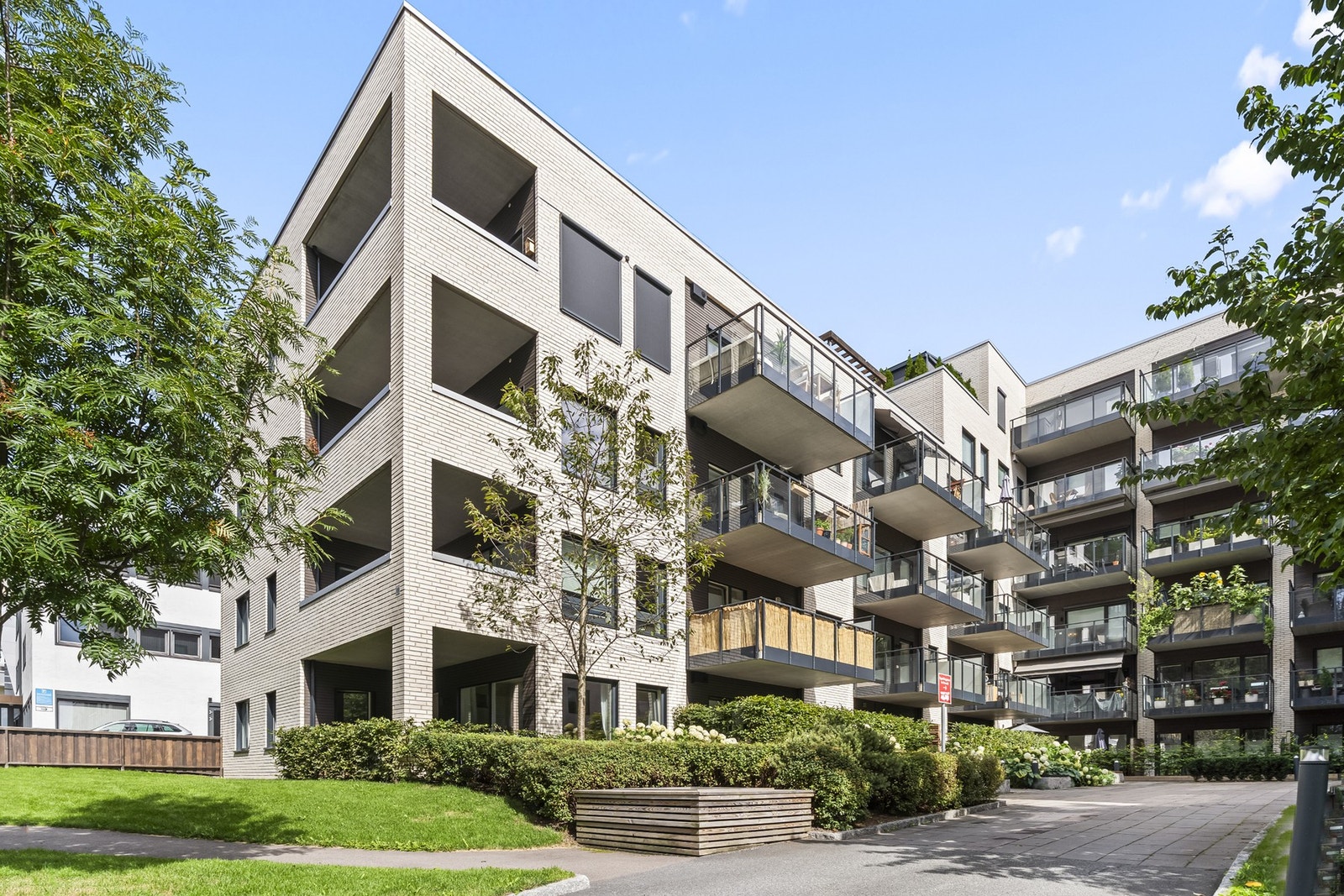 Boligen ligger i et stille og barnevennlig område med nærhet til offentlig kommunikasjon, flotte rekreasjonsområder, samt andre fasiliteter og servicetilbud. Galleribilde