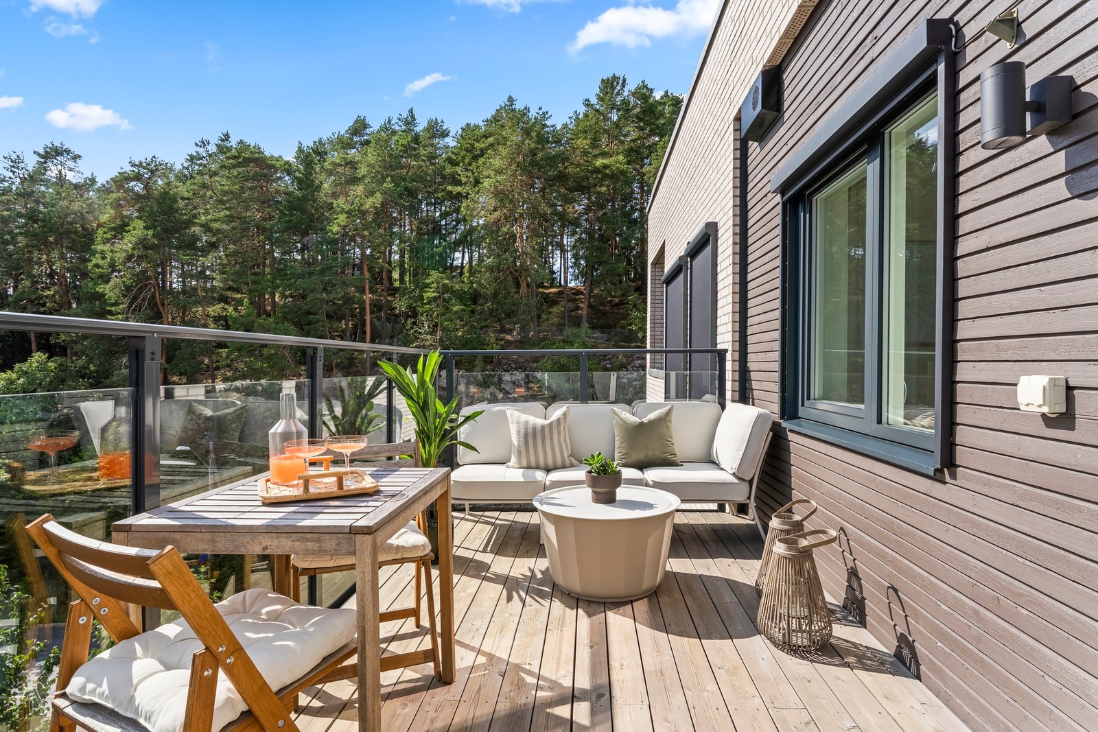 Fra leilighetens stue er det utgang til en stor, sydvendt balkong på ca. 11 kvm. Galleribilde