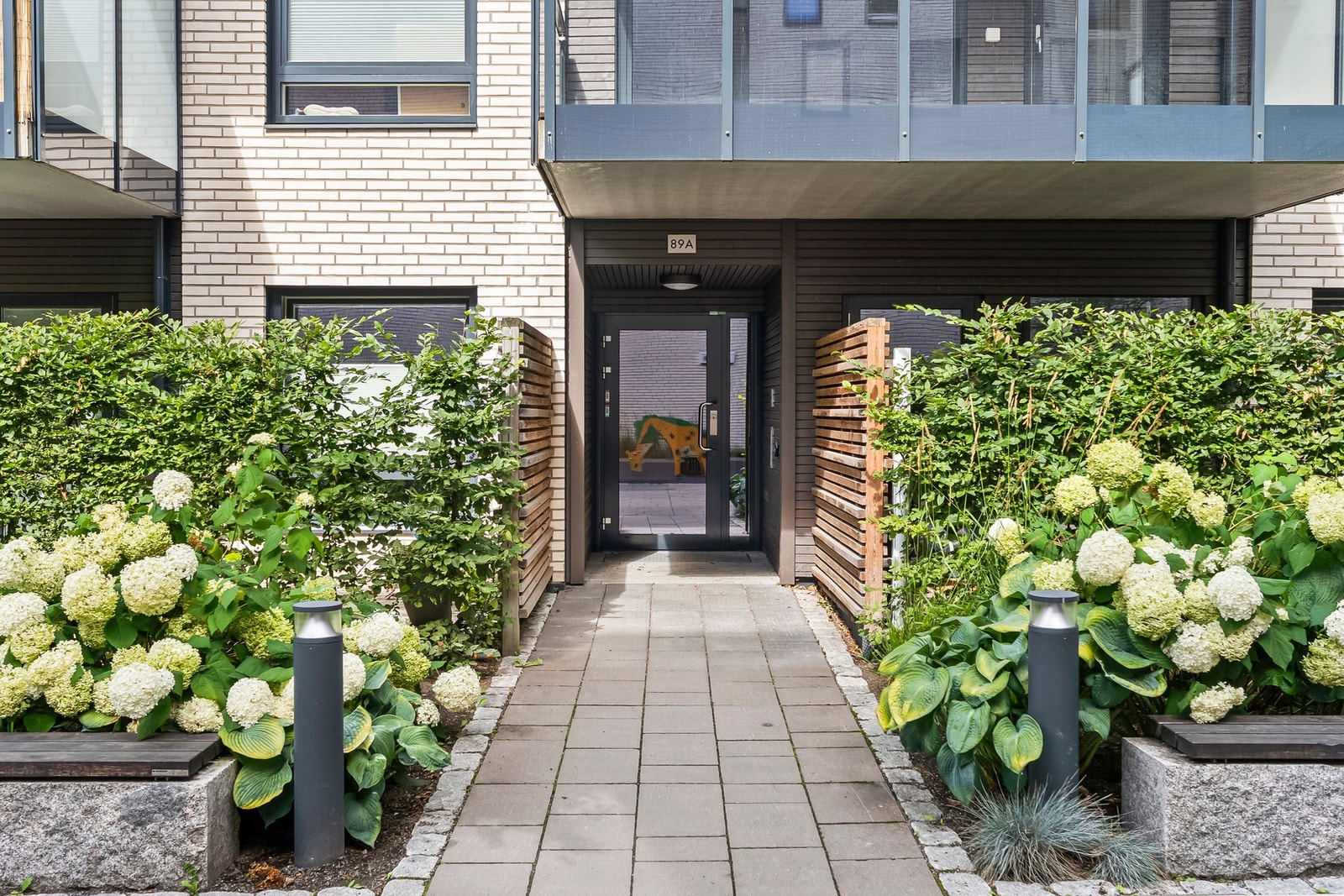 Fint og grønt inngangsparti til oppgangen. Heisadkomst opp til etasjeplan. Galleribilde