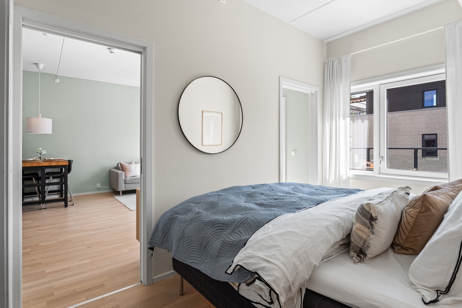 Soveromsvinduet vender ut mot egen balkong, noe som er med på å gjøre rommet ekstra usjenert. Galleribilde