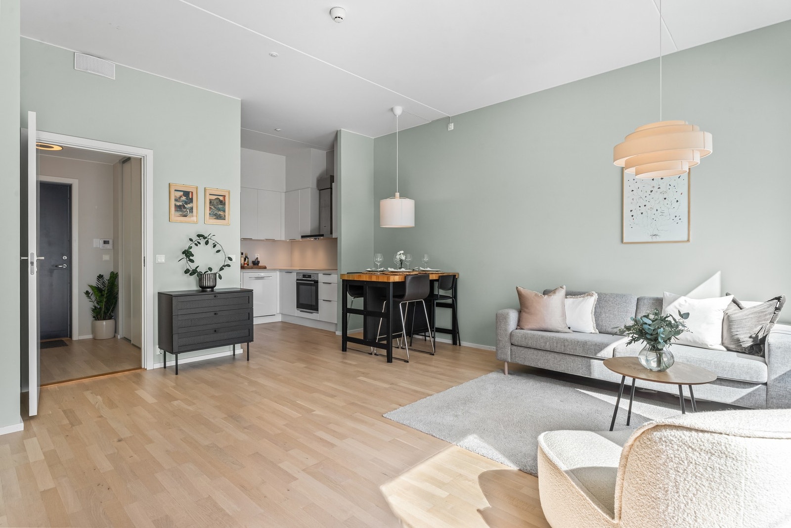 Stuen ligger åpen mot kjøkkenet og har god plass til både sofa, tv-løsning og spisebord. Galleribilde