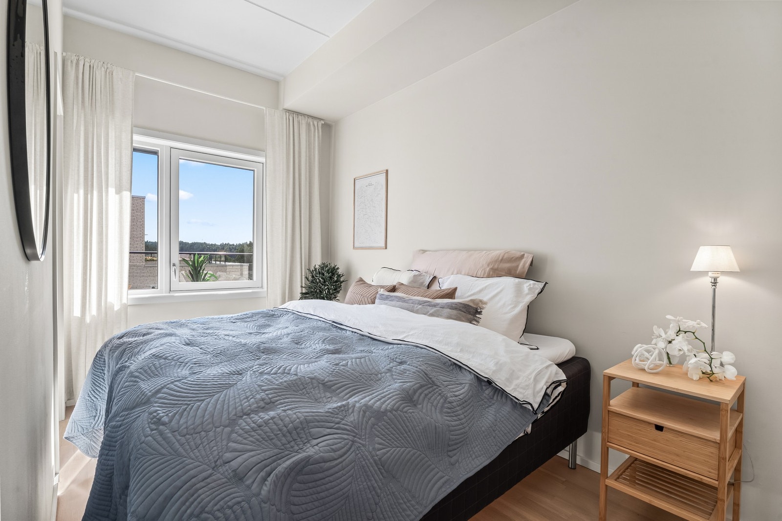 Soverommet har adkomst fra stuen via to skyvedører, én på hver side av sengeplassen. Rommet har lysmalte veggflater, hvitmalt himling, pent parkettgulv og takhøyde på ca. 2,9 meter. Galleribilde