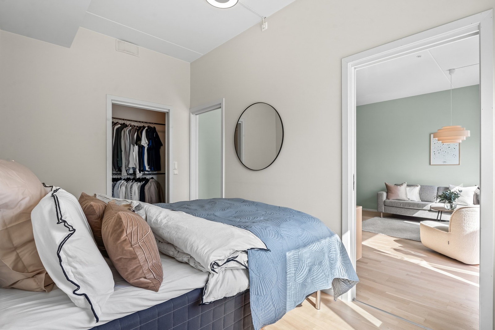 Fra motsatt side av soverommet er det skyvedør inn til en bod på ca. 2 kvm. Galleribilde