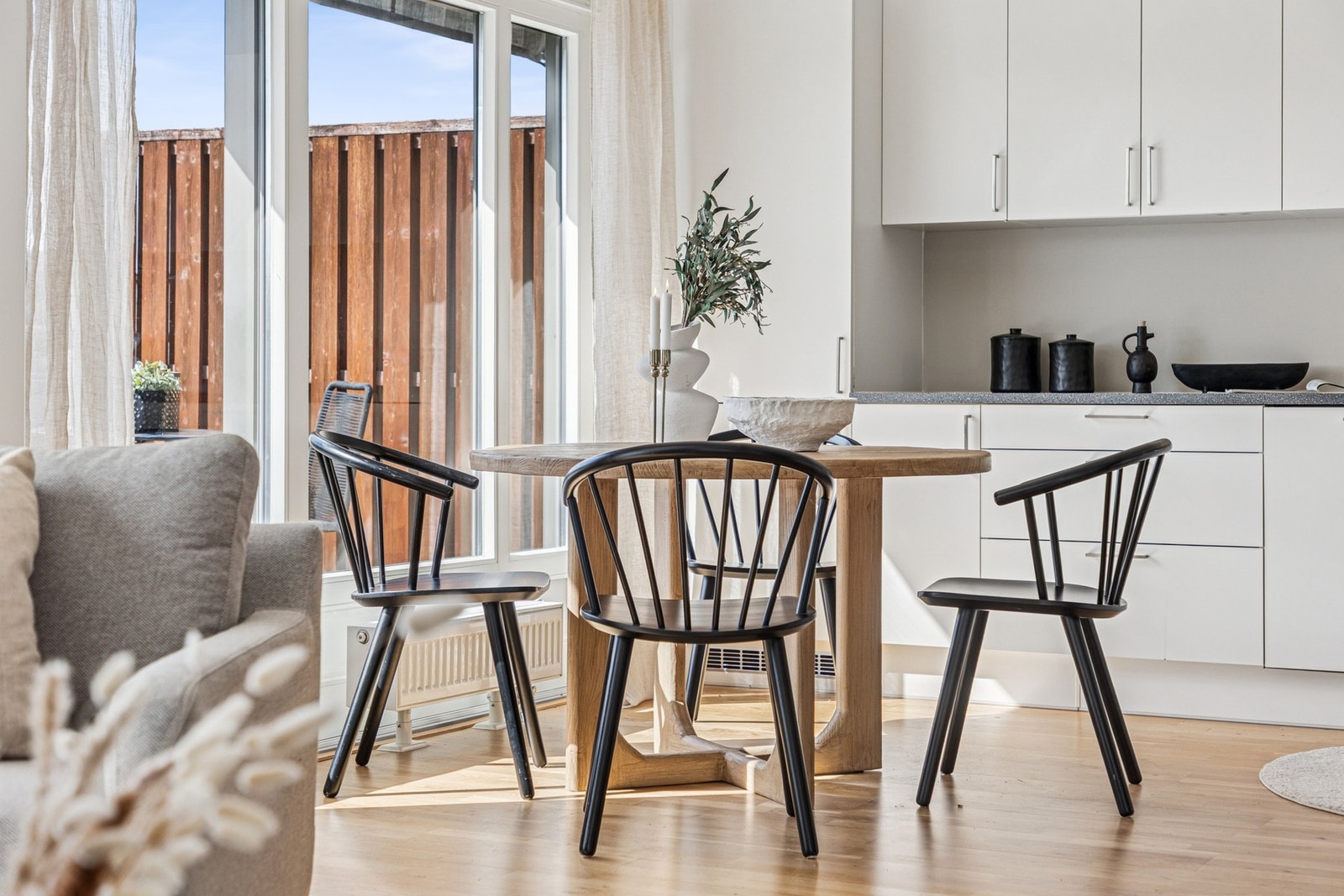 Stuen kan innredes med både spisebord og stor sofagruppe - uten at det oppleves rotete Galleribilde