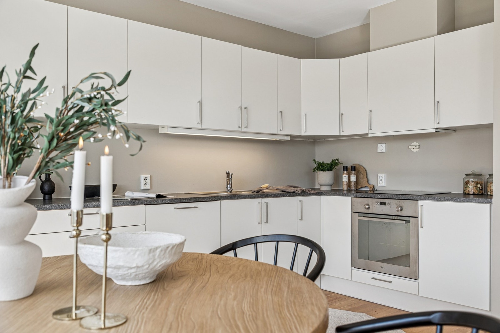 Kjøkkenet er utstyrt med integrert kjøl/fryseskap, platetopp og stekovn. Galleribilde