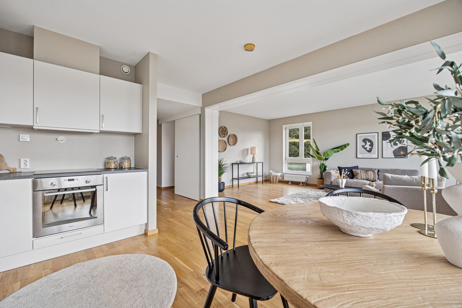 Den åpne kjøkkenløsningen gir fleksibilitet til ulike oppsett. Galleribilde