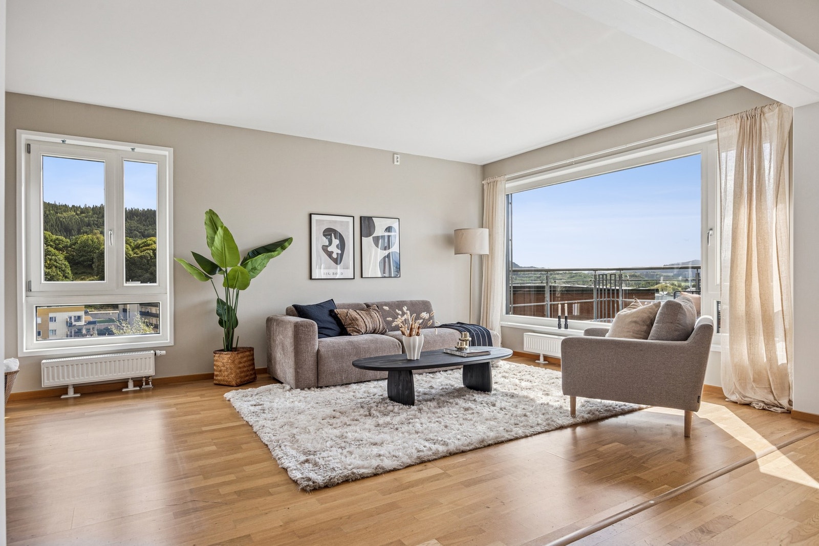 De store vindusflatene gir rikelig med naturlig lysinnslipp. Galleribilde