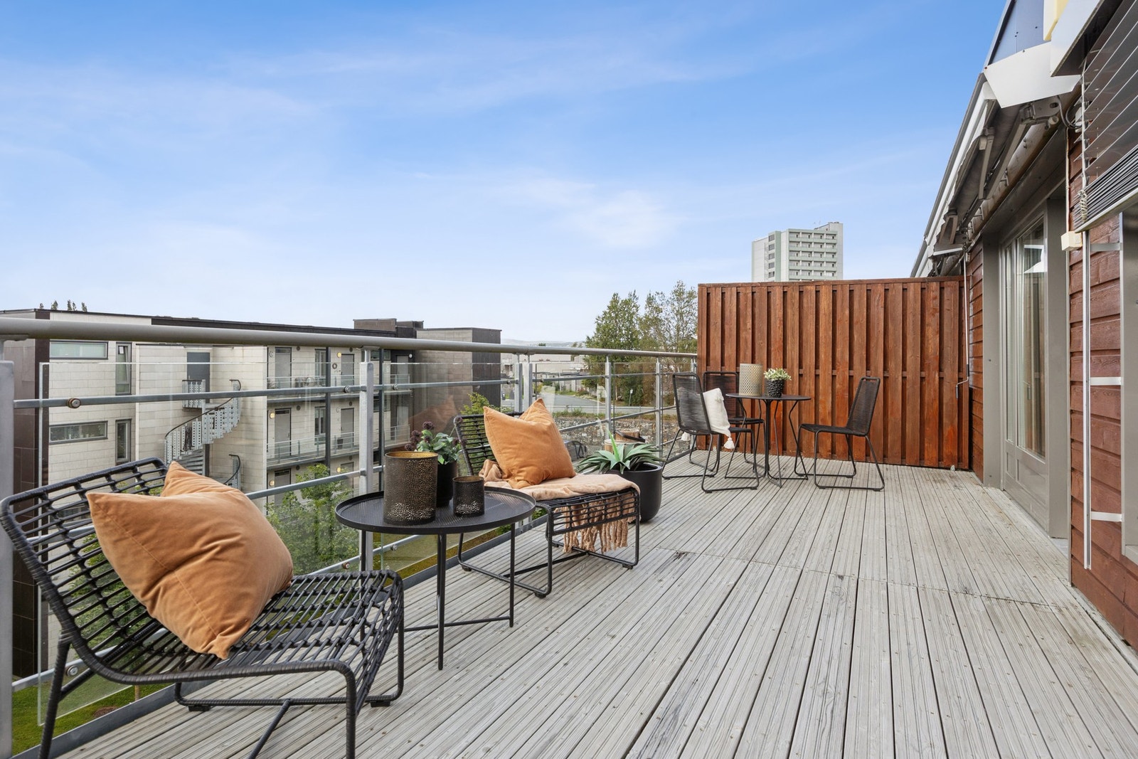 Balkongen blir en naturlig forlengelse av stuen på varme sommerdager. Galleribilde