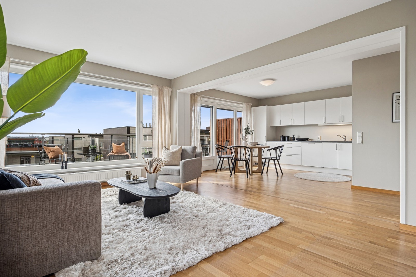 Leiligheten har en åpen stue/ kjøkkenløsning som gir en mer sosial ramme. Galleribilde