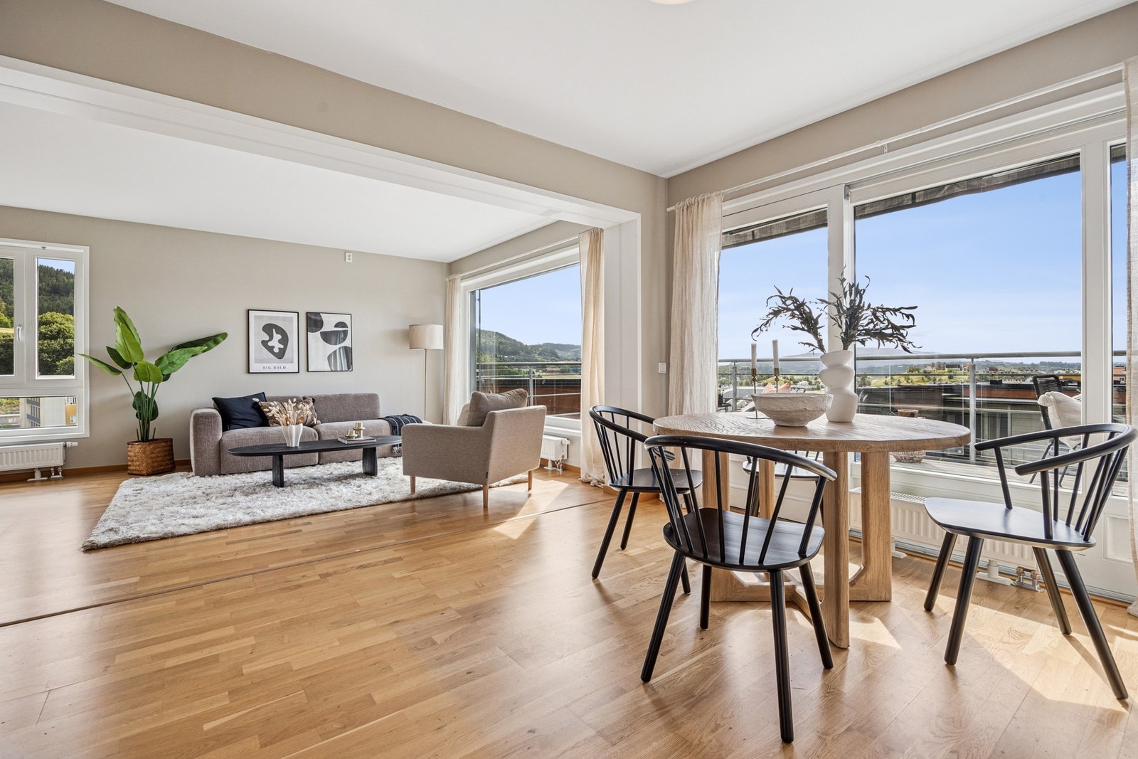 Fra stuen er det utgang til en romslig balkong på hele 21 kvm. Galleribilde