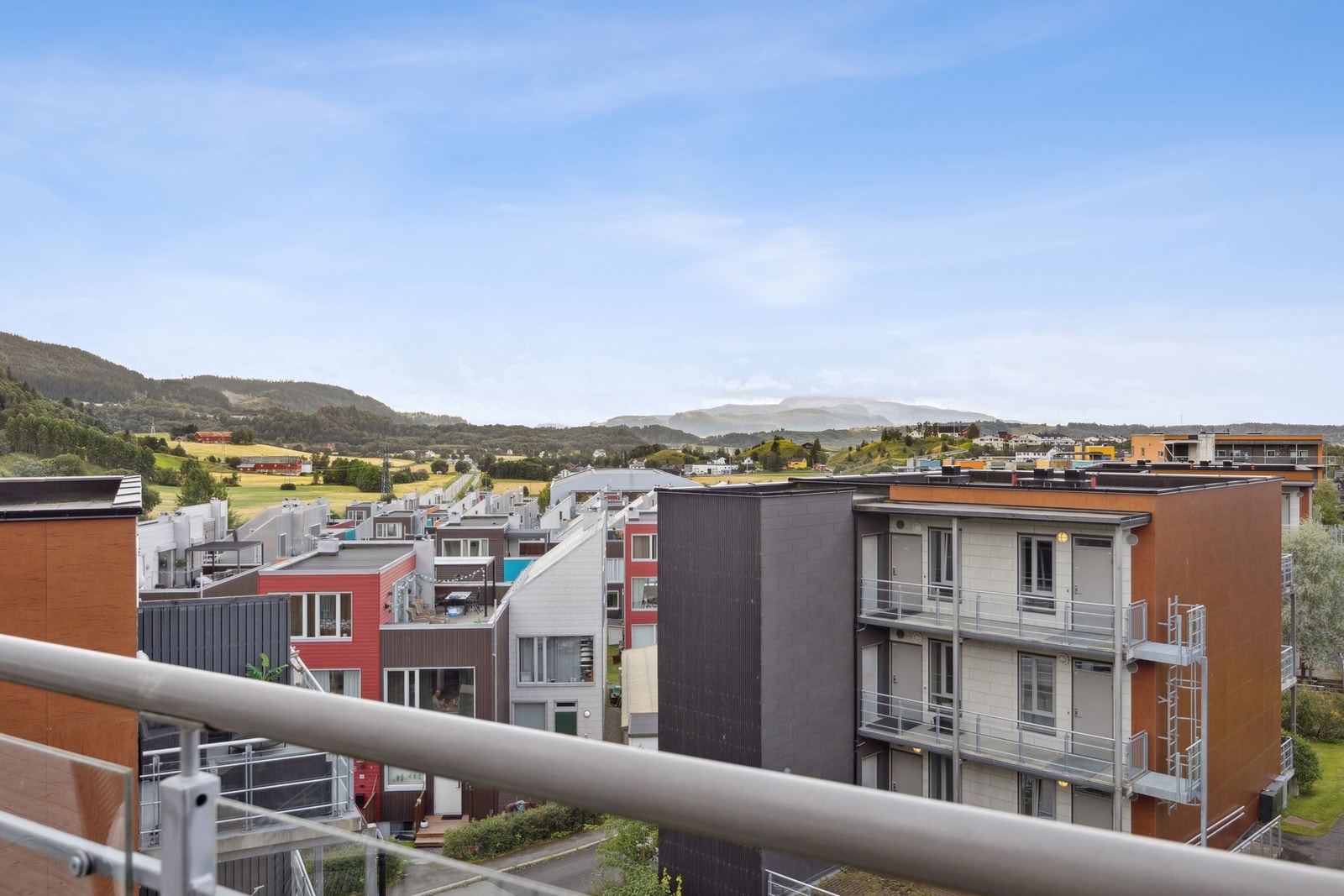 Utsikt mot nærliggende boligfelt og grøntområder i bakgrunn. Galleribilde