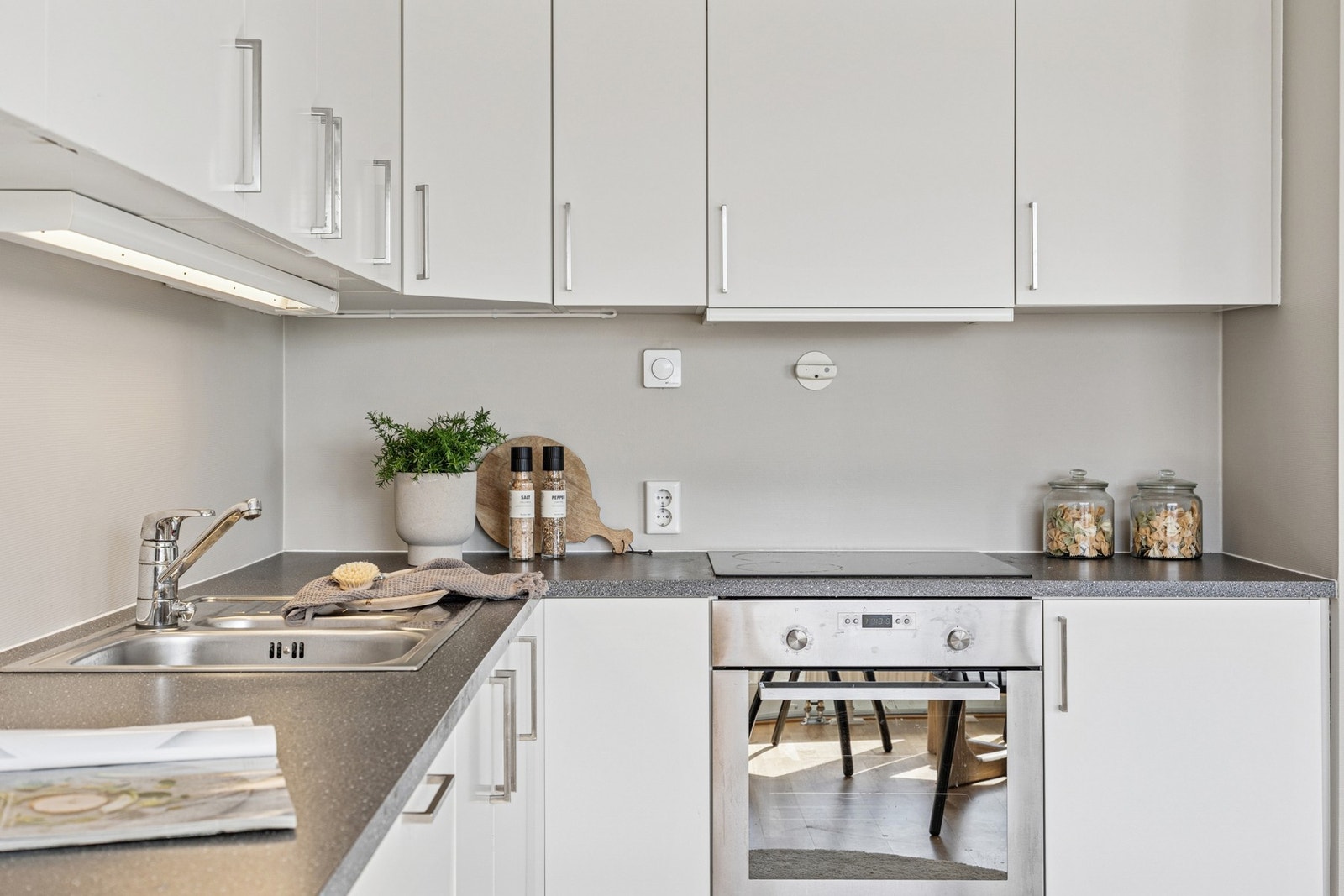 Lyst og fint kjøkken med mye arbeidsplass og oppbevaringsmuligheter. Galleribilde