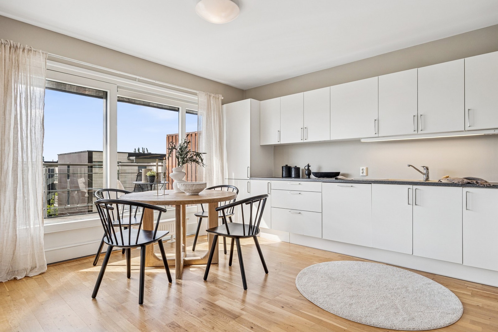 Her får du Innredning med mekanisk avtrekksvifte over stekesonen og opplegg for oppvaskmaskin. Galleribilde