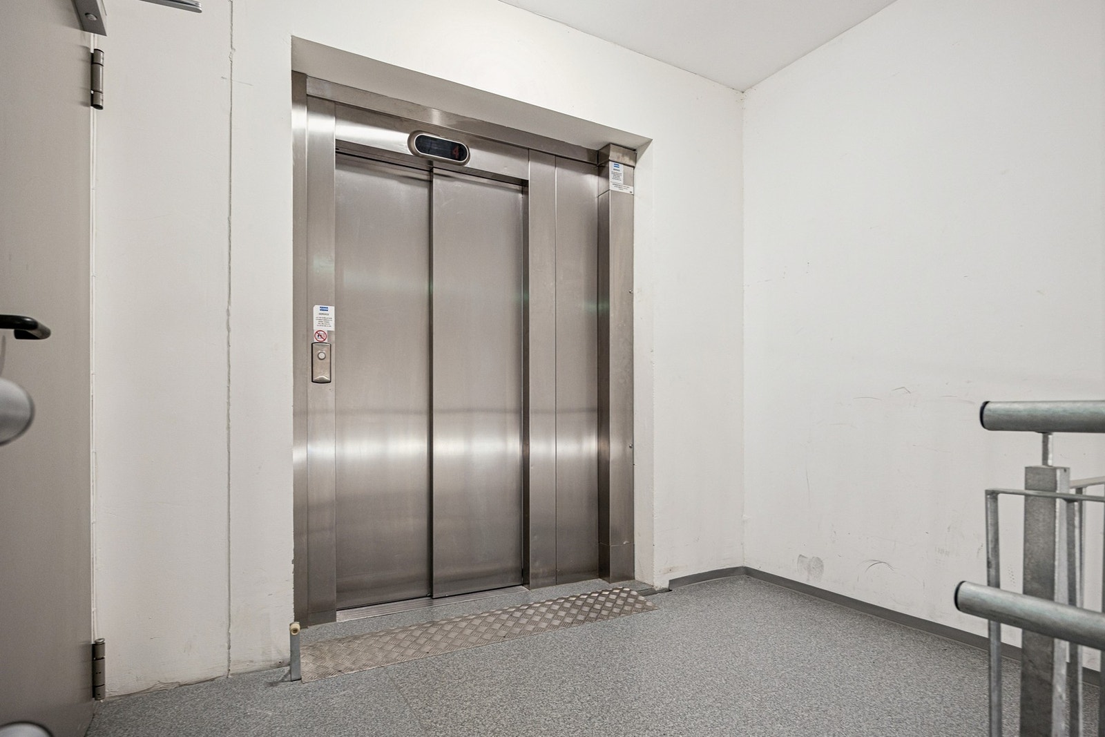 Boligblokka har heis som tar deg helt opp til 4. etasje. Galleribilde