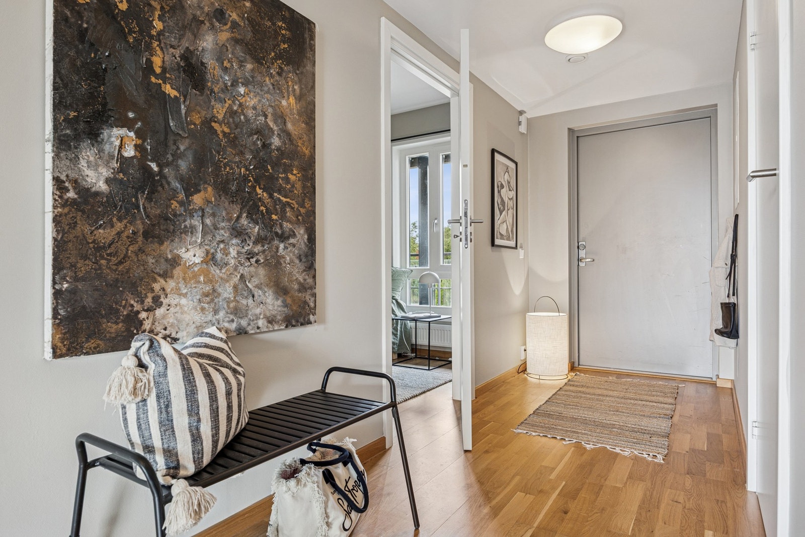 Velkommen inn! Gangen er malt i lyse og fine farger. Galleribilde