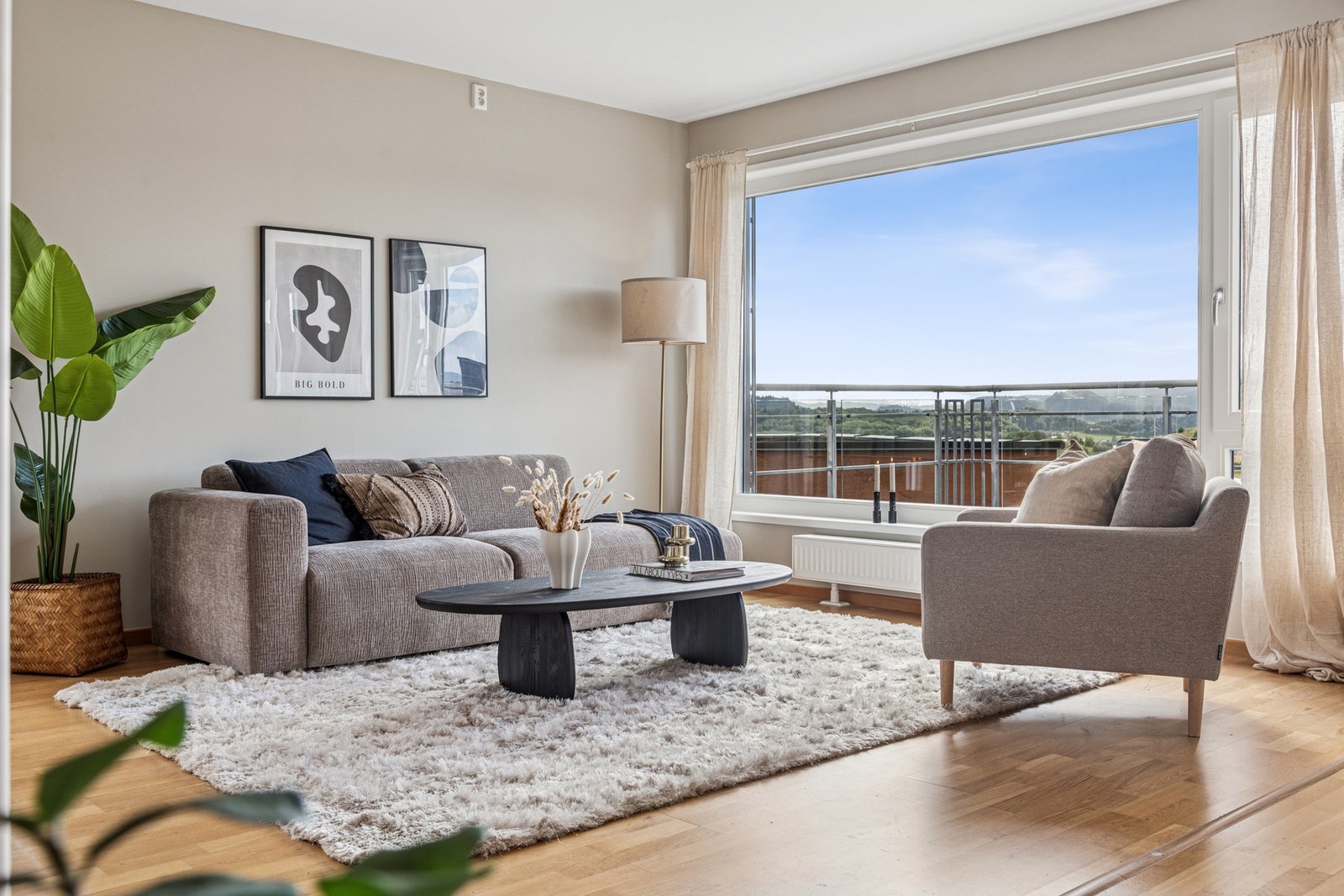 Stuen er meget romslig og har fine soner for innredning. Galleribilde