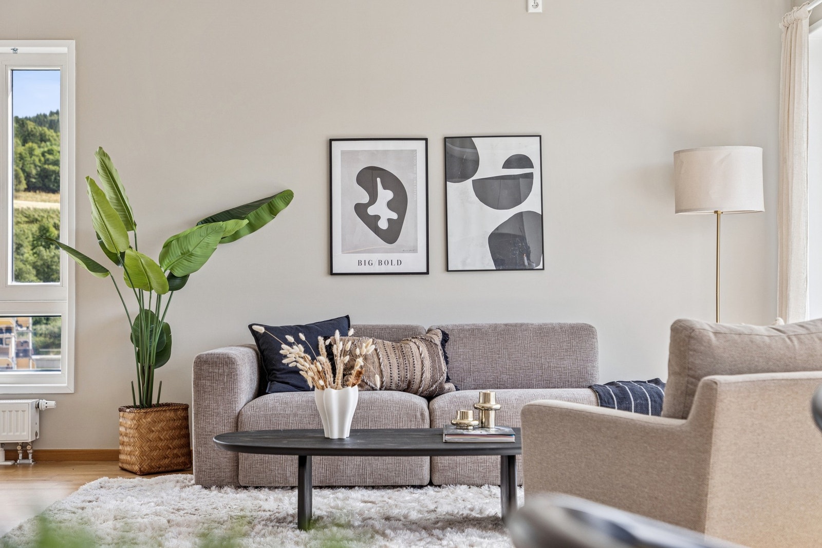 Du kan enkelt sette ditt eget preg på rommet gjennom dekor og møblement. Galleribilde