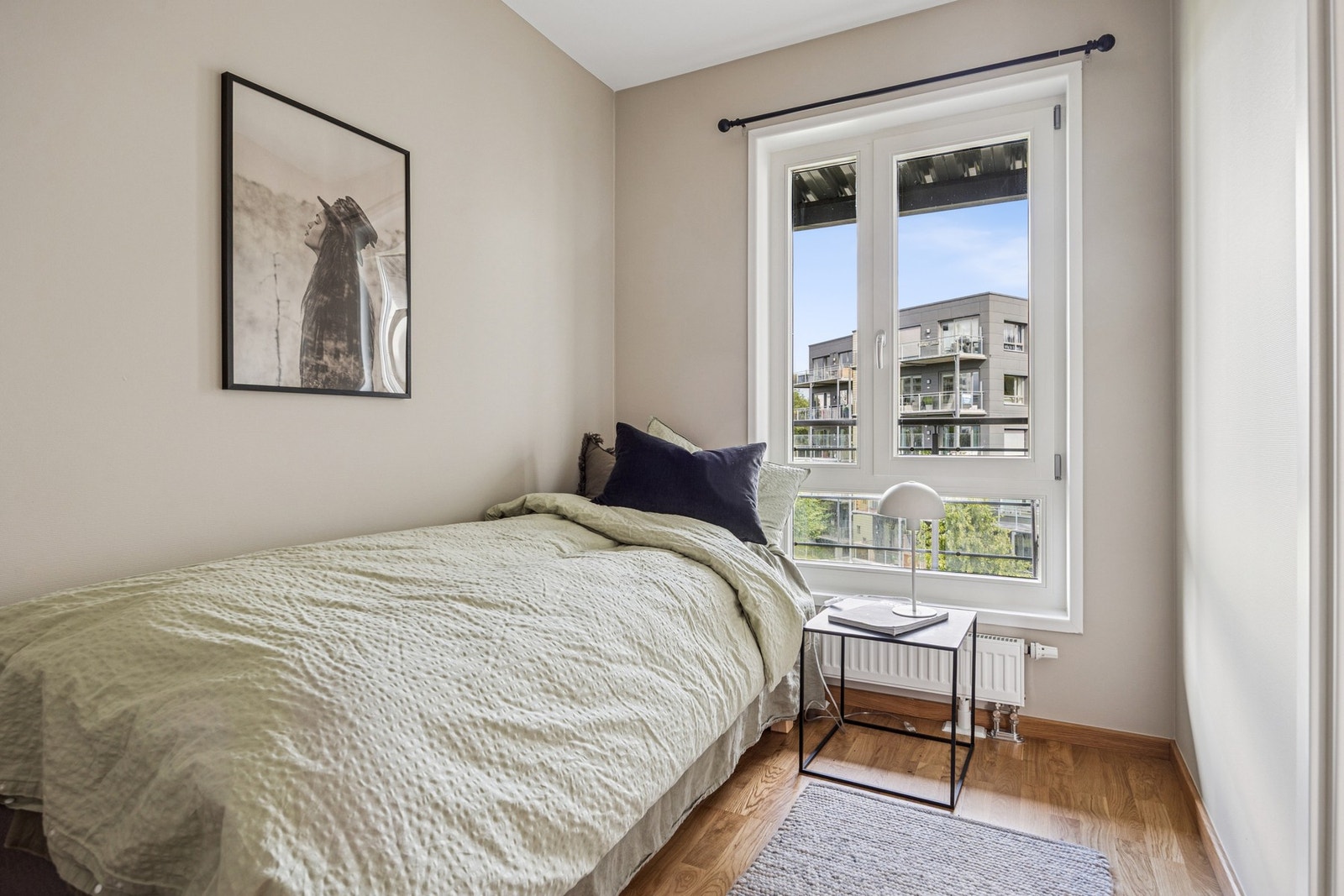 Soverom nr. 2 måler 6,5 kvm. Soverommene kan innredes etter egne ønsker og behov. Galleribilde