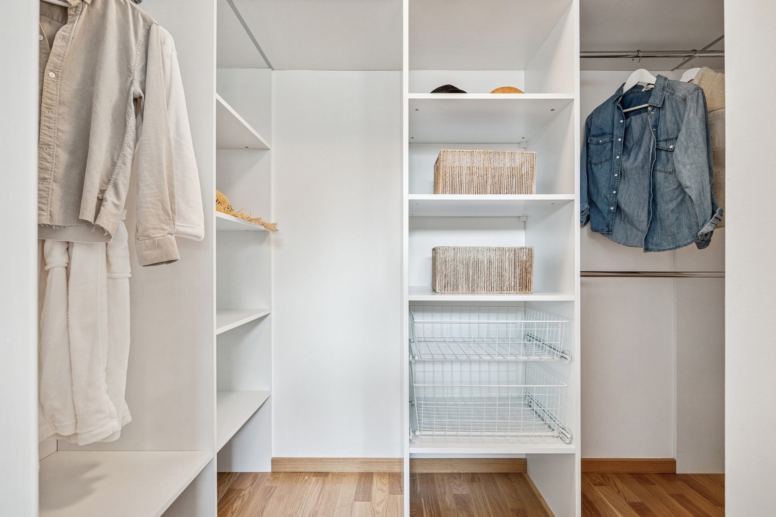 I tilknytning soverommet har du en romslig garderobe. Galleribilde