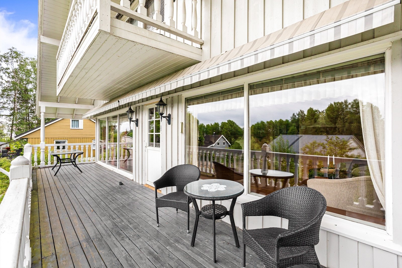 Fra stuen er det utgang til en delvis overbygget veranda, eller du kan også nyte utelivet på en av de to balkongene. Galleribilde