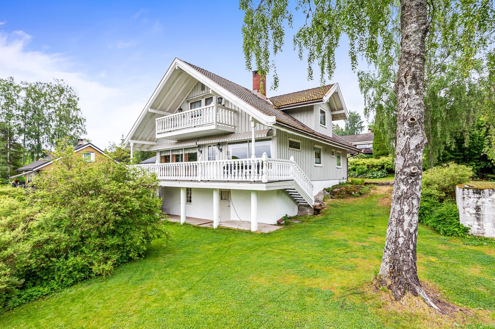 Eneboligen går over tre plan og har solrike uteområder. Galleribilde